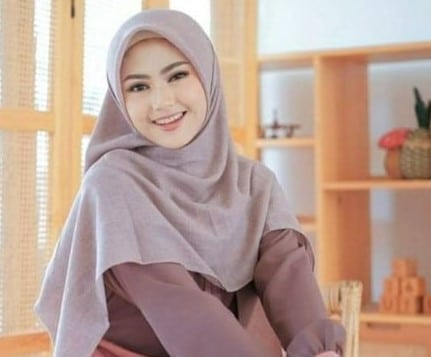 Tutorial Hijab Segi Empat Menutup Dada Dengan Gaya Chic Turban