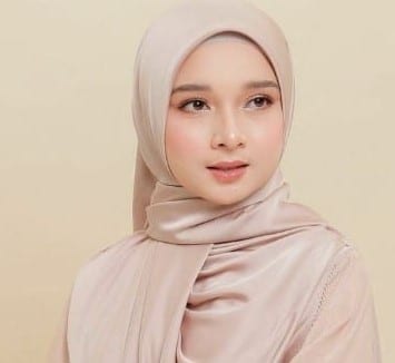 Tutorial Hijab Segi Empat Untuk Wajah Bulat Dengan Gaya Royal Drape